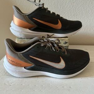 Nike Women’s Winflo-09 sneakers size 9